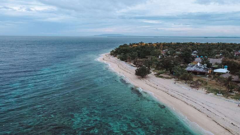 Bohol Balicasag Is Private Tour and Dolphin Watching - Balicasag Island and its busy marine waters
