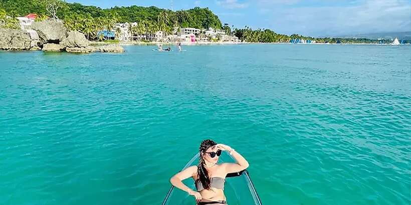 Boracay: Crystal Kayak Photo-op Experience - What the guide adds to the experience