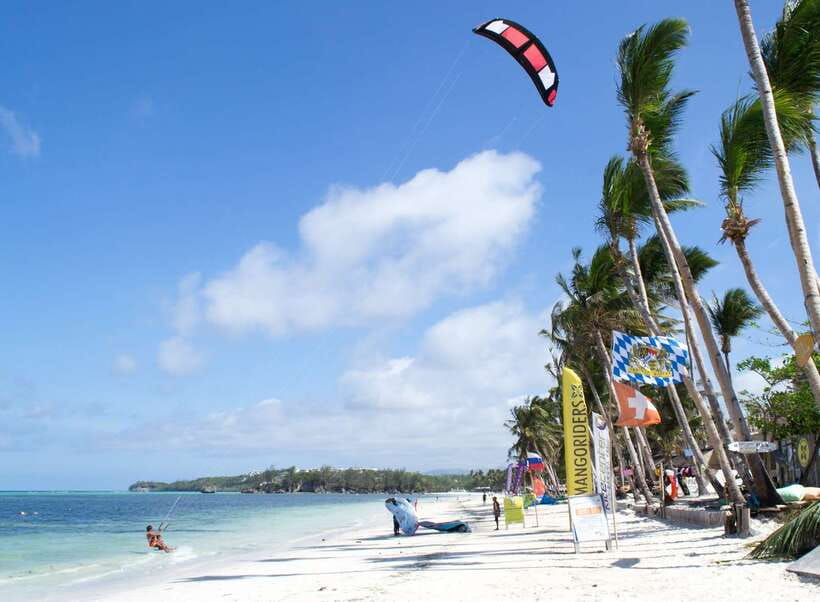 Boracay: Inflatable Banana or Dragon Boat Ride - A fast start from Boracay’s White Beach