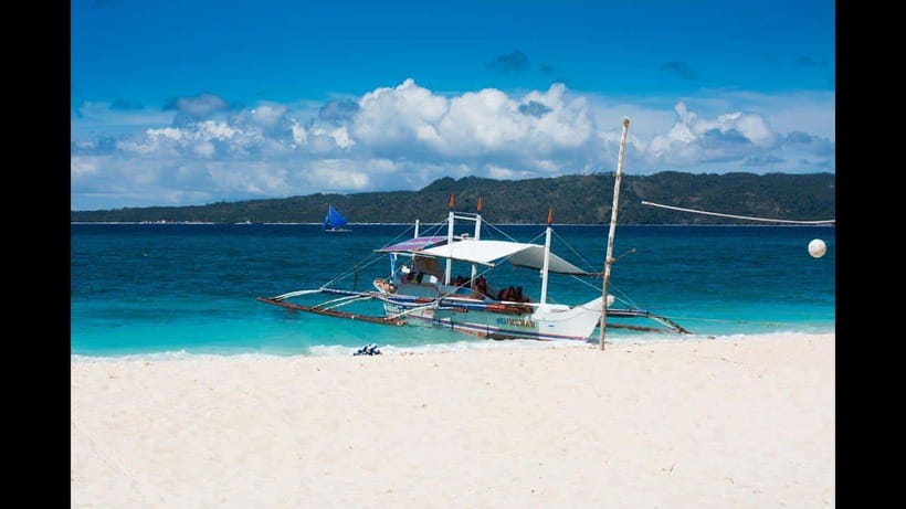 Boracay: Island Hopping Tour with Boodle Fight Lunch - Setting out from Bolabog Beach