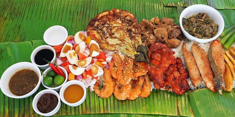 Boracay: Island Hopping Tour with Boodle Fight Lunch - The hot kawa bath