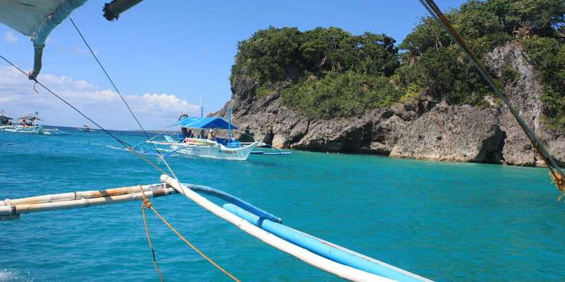 Boracay: Island Hopping Tour with Boodle Fight Lunch - What the $40 price really covers