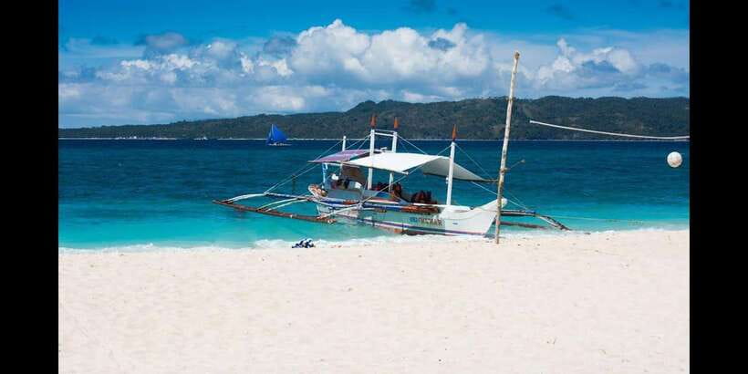 Boracay: Island Hopping Tour with Boodle Fight Lunch - Who should book this island trip