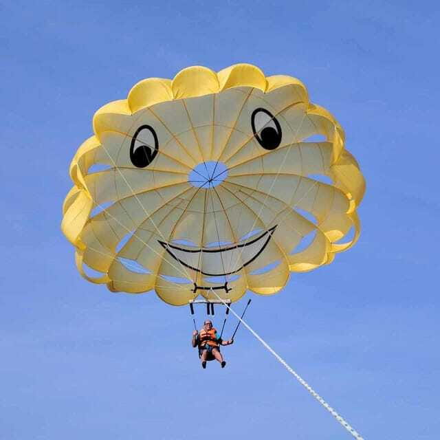 Boracay: Parasailing, Island Hopping, ATV Ride and Kawa Bath - Buffet lunch after the morning rush