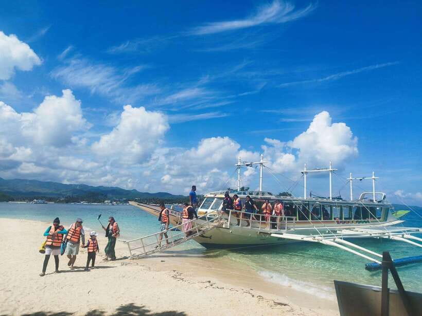 Boracay: Private Island Boat Tour and Lunch with Seaview - A private start from White Beach