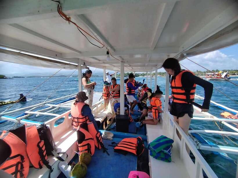 Boracay: Private Island Boat Tour and Lunch with Seaview - What the private boat adds to the outing