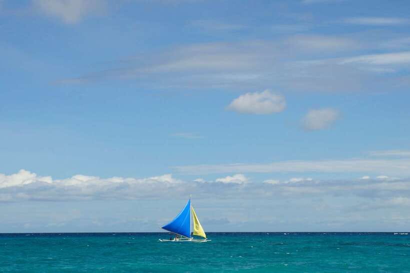 Boracay: Private Traditional Bamboo Boat Sailing Tour - A quiet hour aboard Boracay’s paraw