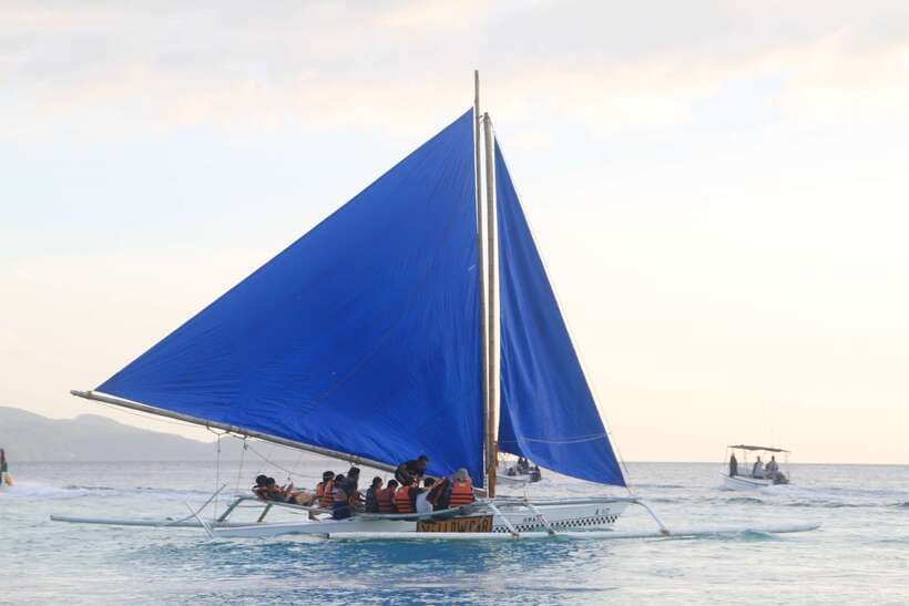 Boracay: Private Traditional Bamboo Boat Sailing Tour - Sailing past Boracay’s shoreline