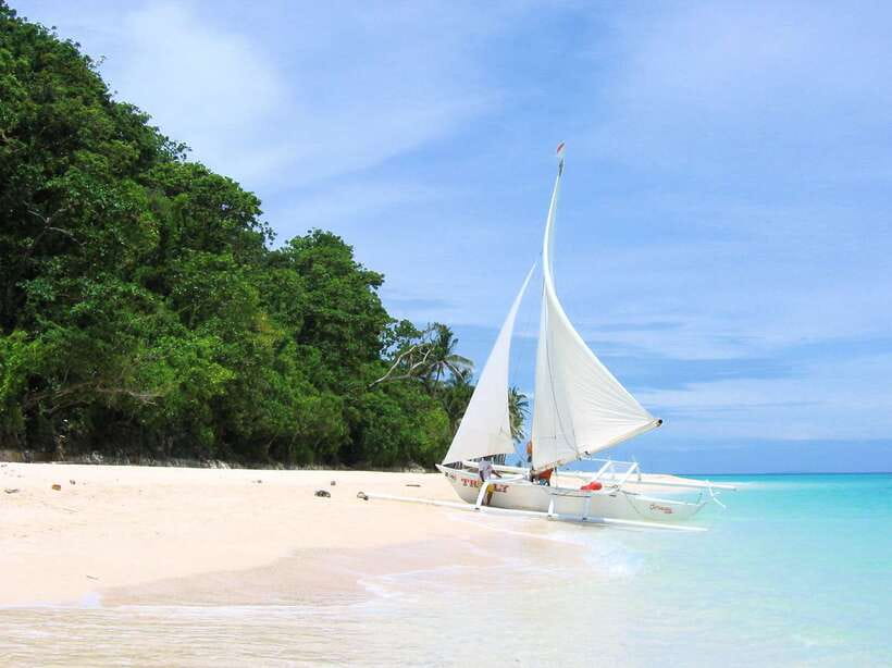 Boracay: Private Traditional Bamboo Boat Sailing Tour - Boarding the traditional bamboo boat