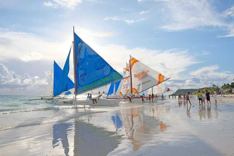 Boracay: Sunset Paraw Sailing Trip - Getting to the meeting point at White Beach