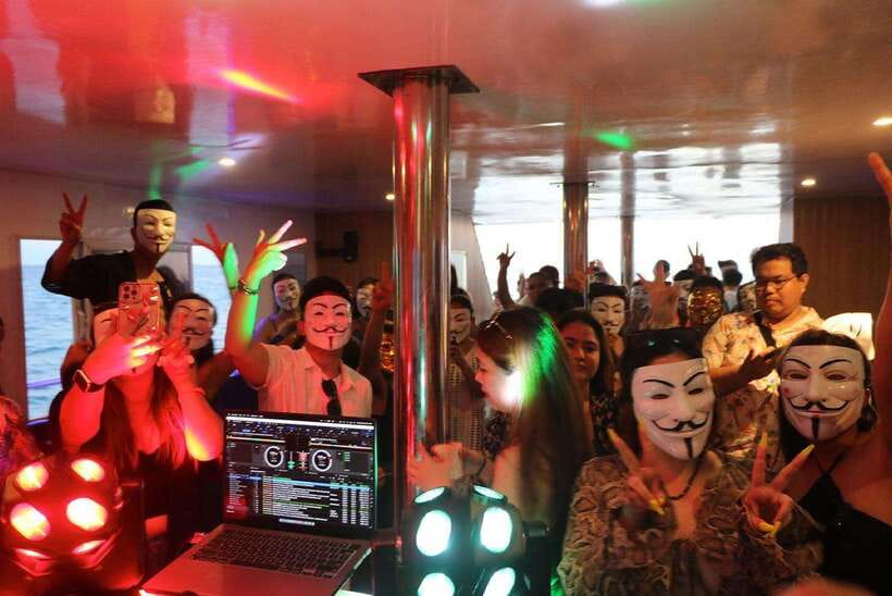 Boracay: Ultimate Party Cruise aboard the Andy World Yacht - What the Two-Hour Sailing Looks Like