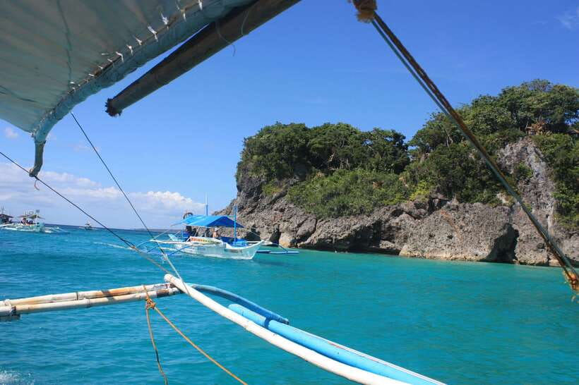 Coron: Barracuda Lake and Reef Garden Tour with Lunch - Walking into Barracuda Lake