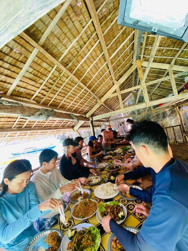 Coron/Palawan: Coron Super Ultimate Tour with Lunch - The guide service and group atmosphere
