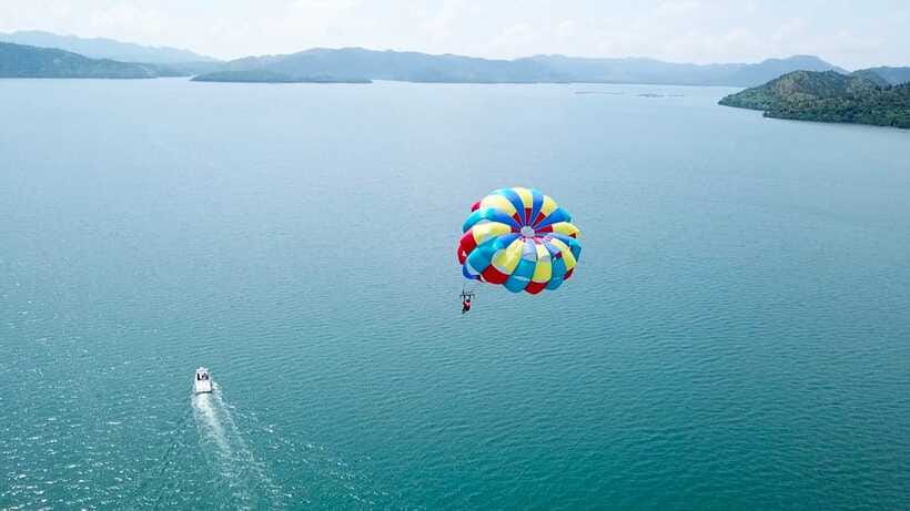 Coron: Parasailing Experience - Who will enjoy this most?