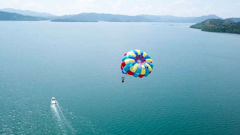 Coron: Parasailing Experience - Speedboat ride into the bay