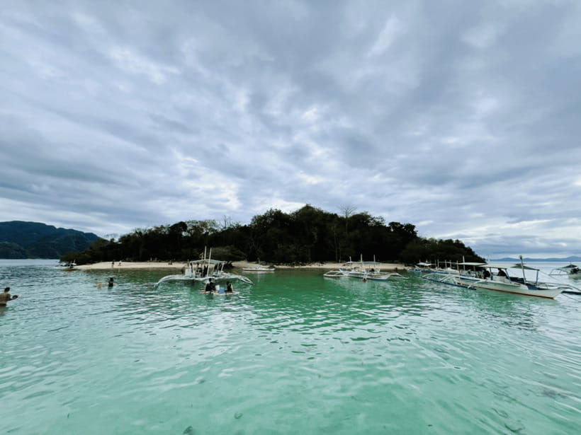 Coron: Private Boat Hire with Guided Tour and Lunch on Beach - What the guide and crew add