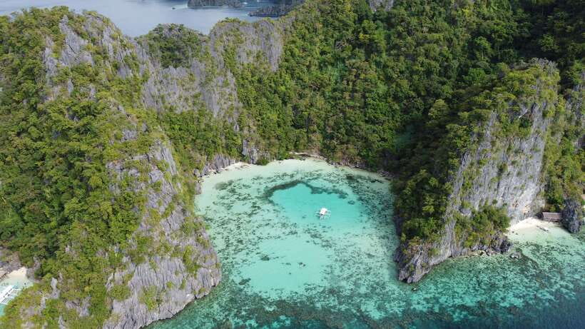 Coron Ultimate Tour: 7 Destinations with Lunch & Transfers - Lunch beside the water
