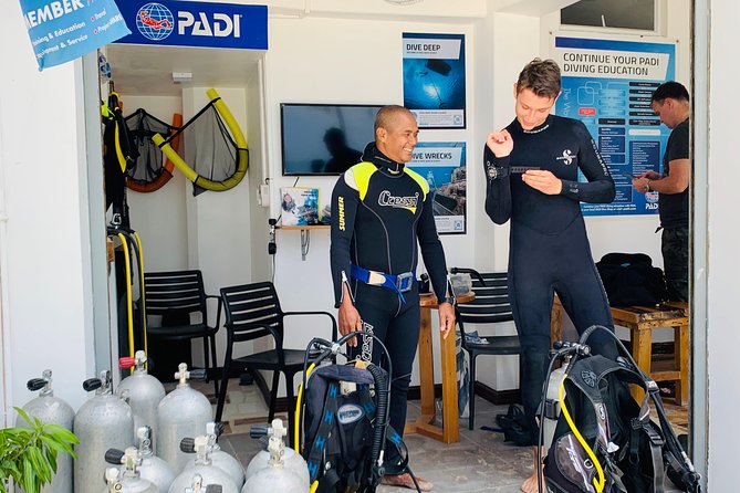 DiveGurus - Open Water Diver Course SSI/PADI - Five confined-water sessions build confidence slowly