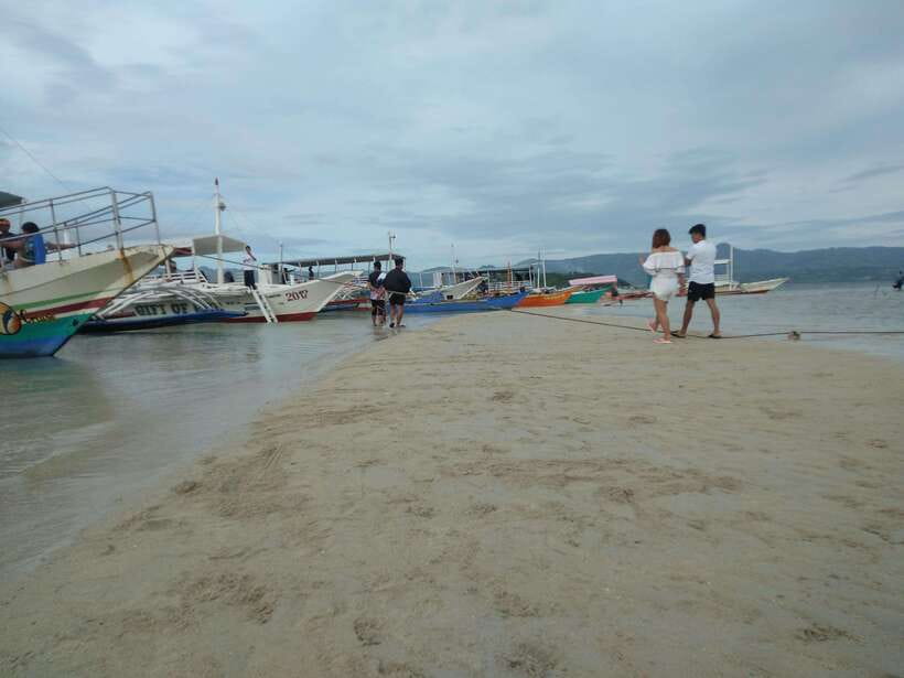 Dumaguete: Dolphin Watching & Manjuyod Sandbar Private Tour - The value of a private boat for up to three