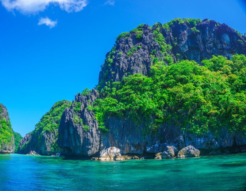 El Nido: Full-Day Premium Island Hopping Catamaran Cruise - Lunch, snorkeling, and crew service