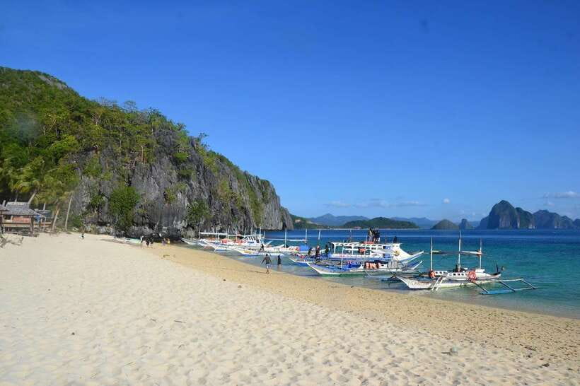 El Nido: Island Hopping Tour A Lagoons and Beaches - Big Lagoon: bring cash for the kayak