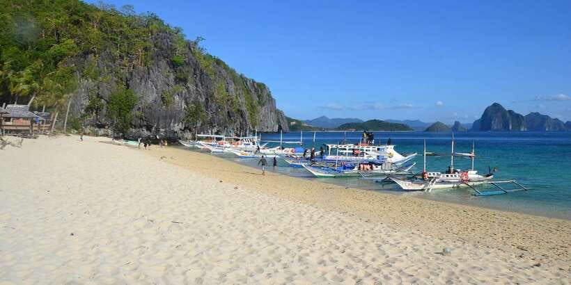 El Nido: Island Hopping Tour A Lagoons and Beaches - Shared boat or private tour?