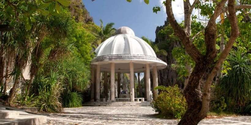 El Nido Island Hopping Tour C: Hidden Beaches & Shrine - Guides matter more than the boat