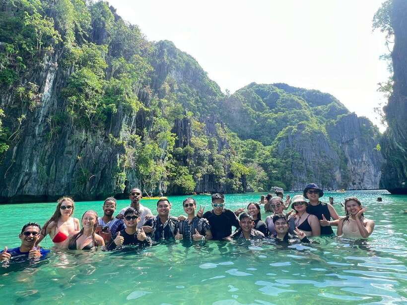 EL NIDO: Private Island Hopping Tour C w/BUFFET LUNCH - Helicopter Island starts the morning with coral and cliffs