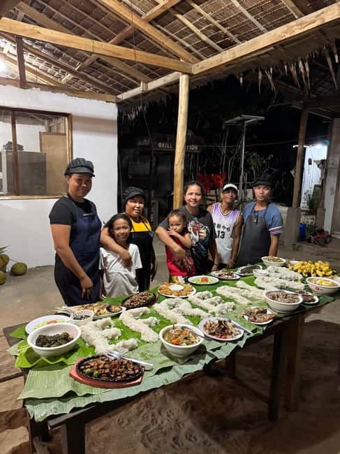 El Nido, Sibaltan: Family Dinner, Bonfire and Karaoke - The 7:00 PM boodle fight dinner