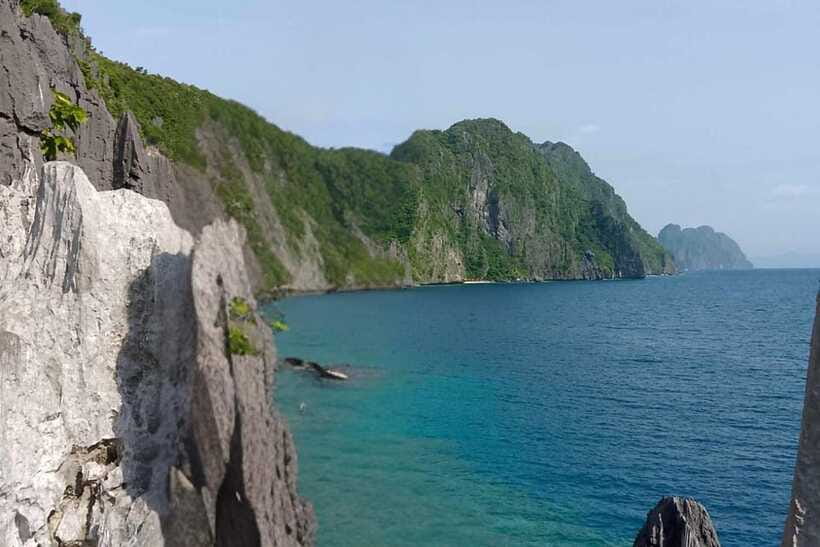 El Nido: Tour C to Hidden Beach, Helicopter Island & More - Secret Beach through the limestone opening