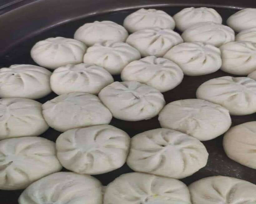 Manila: Binondo Chinatown Food Tour with Free Food Samples - Plaza San Lorenzo Ruiz and the stories between stops