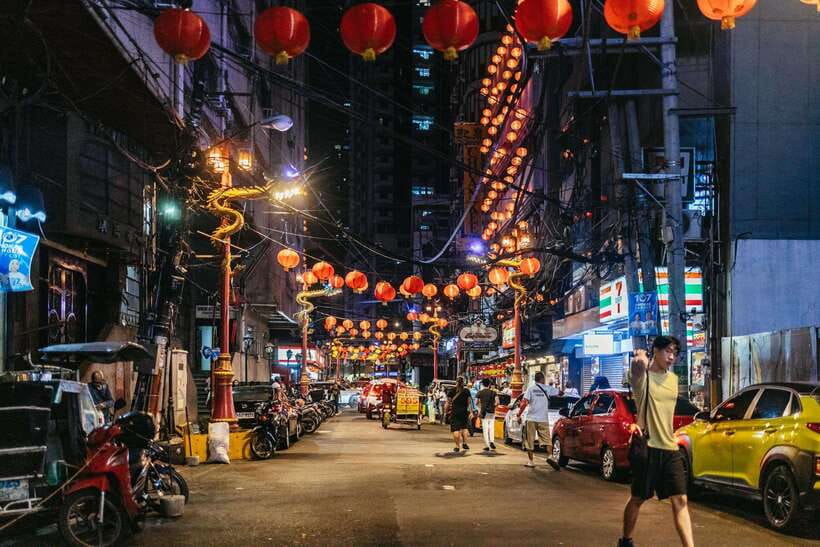 Manila: Guided Night Market Experience - Tuktuk, train, and jeepney rides