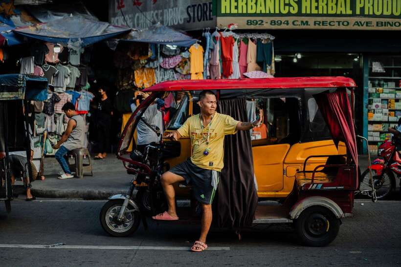 Manila: Guided Tuk Tuk Ride - Walking through Divisoria’s market streets