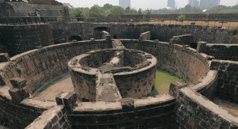 MANILA: HISTORICAL KALESA RIDE TOUR EXPERIENCE IN INTRAMUROS - Plaza San Luis and the feel of old Manila homes