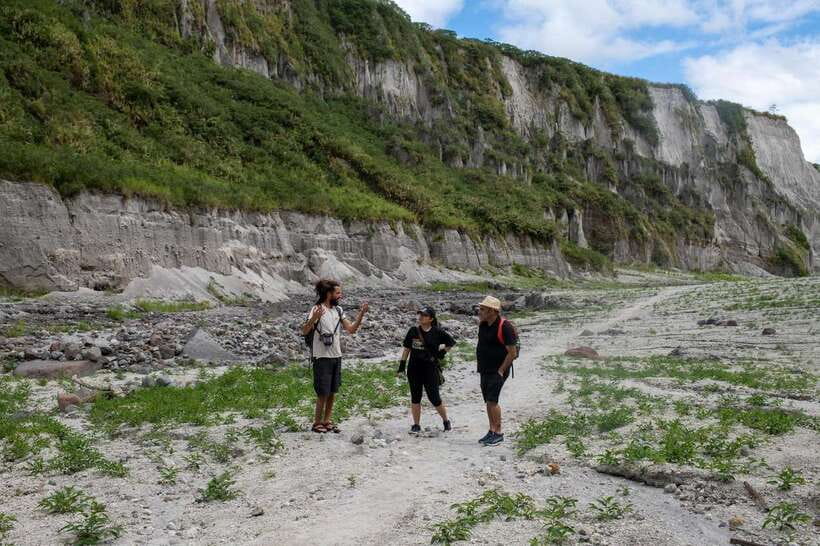 Manila: Mount Pinatubo 4X4 & Hiking Trip - Hiking through mudflow canyons