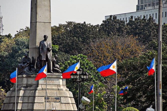 Manila Old & New City Walking Tour With A Guide - Roxas Boulevard and the road between districts
