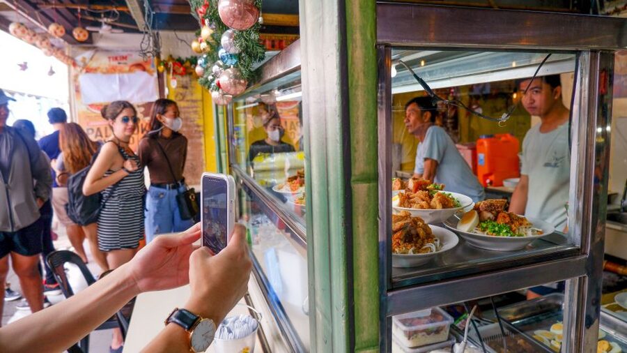Manila: Sightseeing and Food Walking Tour with Tastings - The food, heat, and walking factor