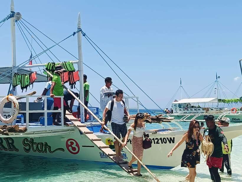 Oslob: Whaleshark Watching, Sumilon Island & Monkey Viewing - Whale shark watching at Oslob