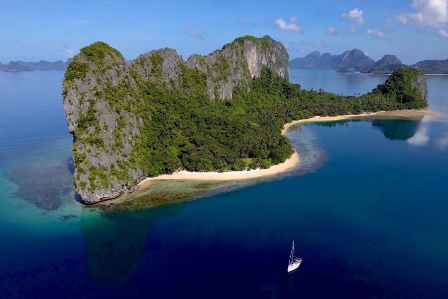 Palawan: Private Sailing Yacht Cruise in El Nido - Malpacao Island brings the first swim