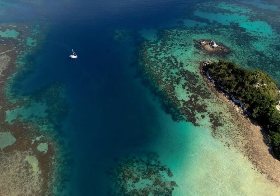 Palawan: Private Sailing Yacht Cruise in El Nido - Sylvain makes the small group work