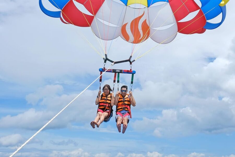 Panglao: Solo or Tandem Parasailing Experience near Alona - Who will enjoy this most