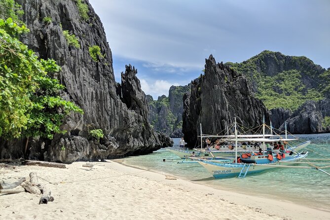 Small-Group El Nido Island Hopping Tour - Morning pickup and the shared-boat setup